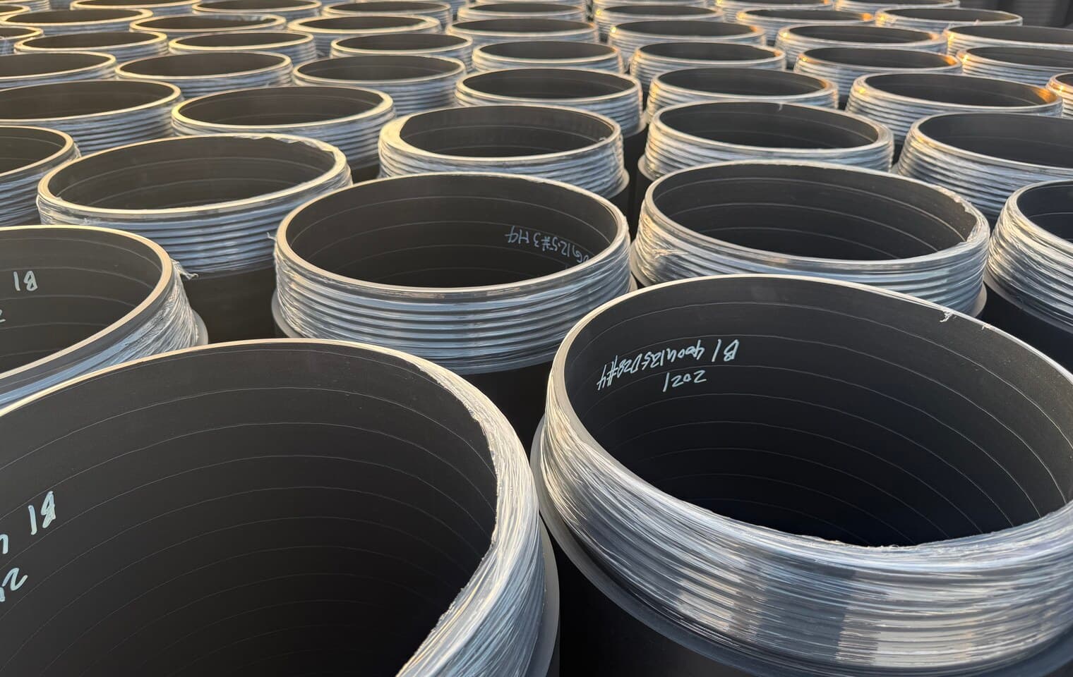 Double-wall corrugated pipe stacked socket-out, sorted by diameter