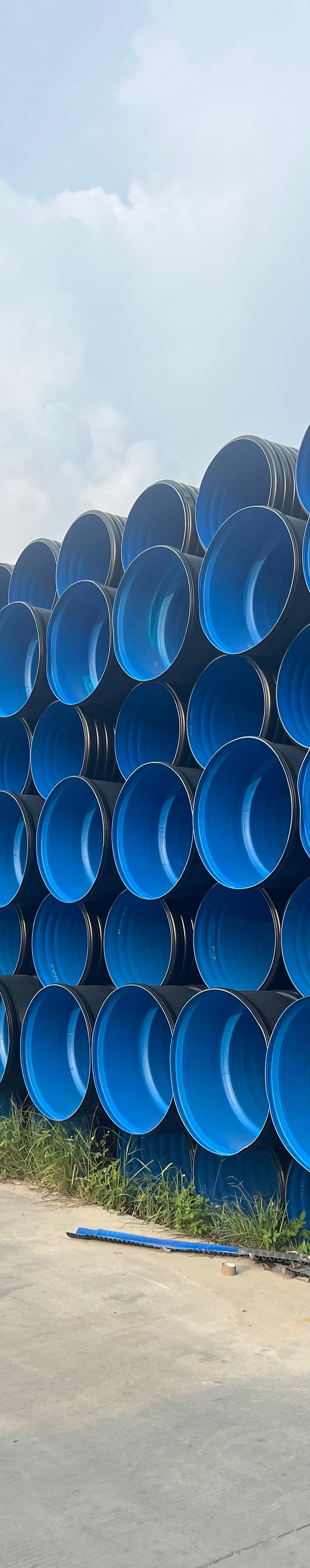 Coiled PE pipe on pallets, the continuous lengths ground loops need