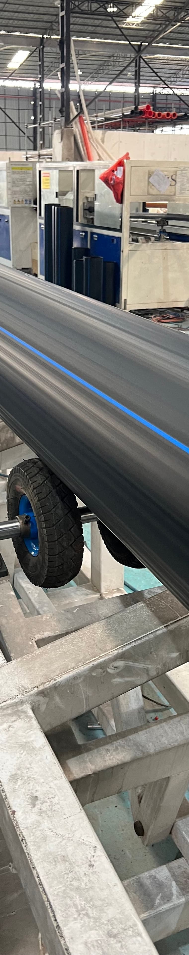A large-diameter pipe on the roller bed, the wall thickness dredging duty calls for