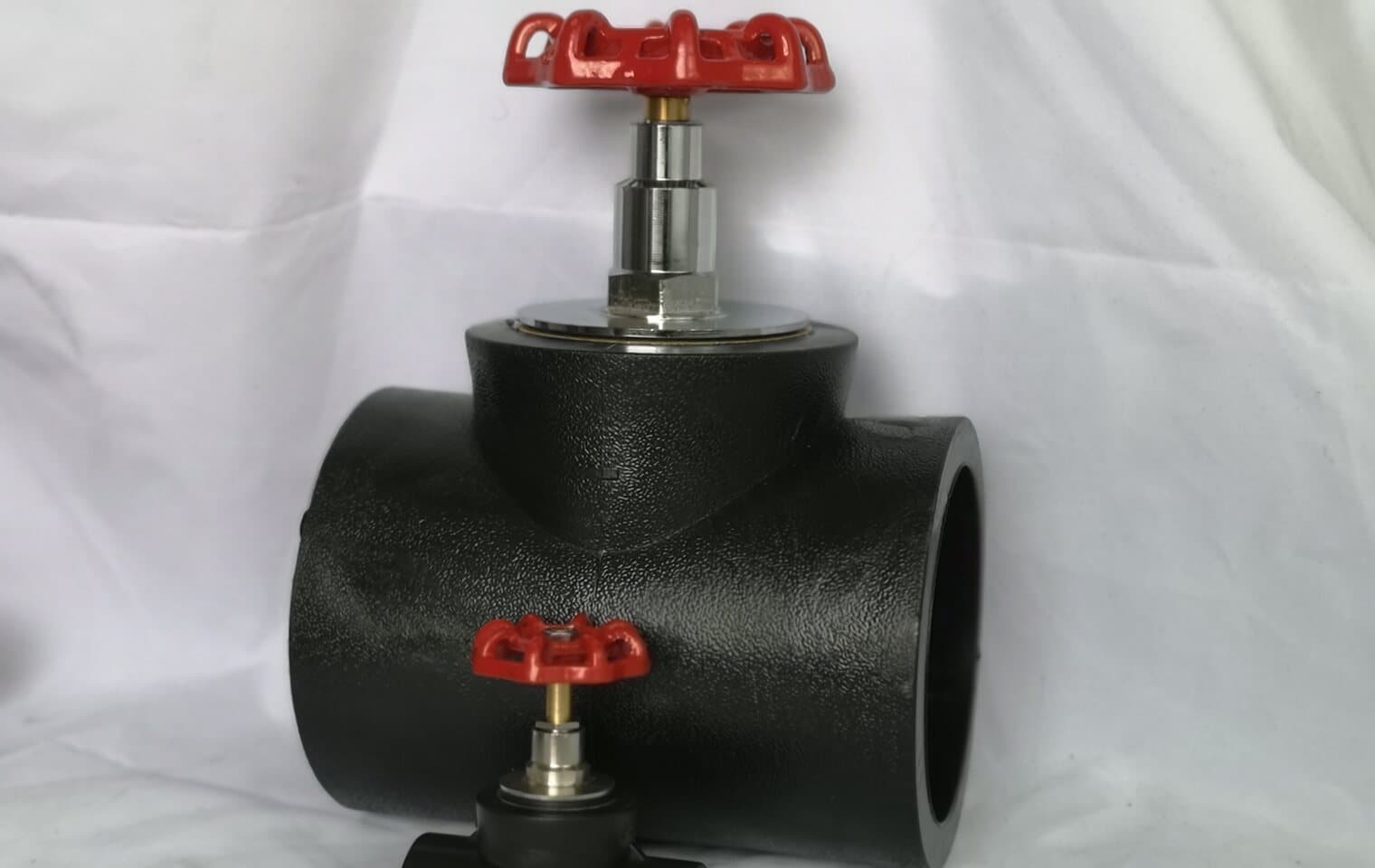 A PE stop valve with its cast handwheel, moulded straight into the pipe run
